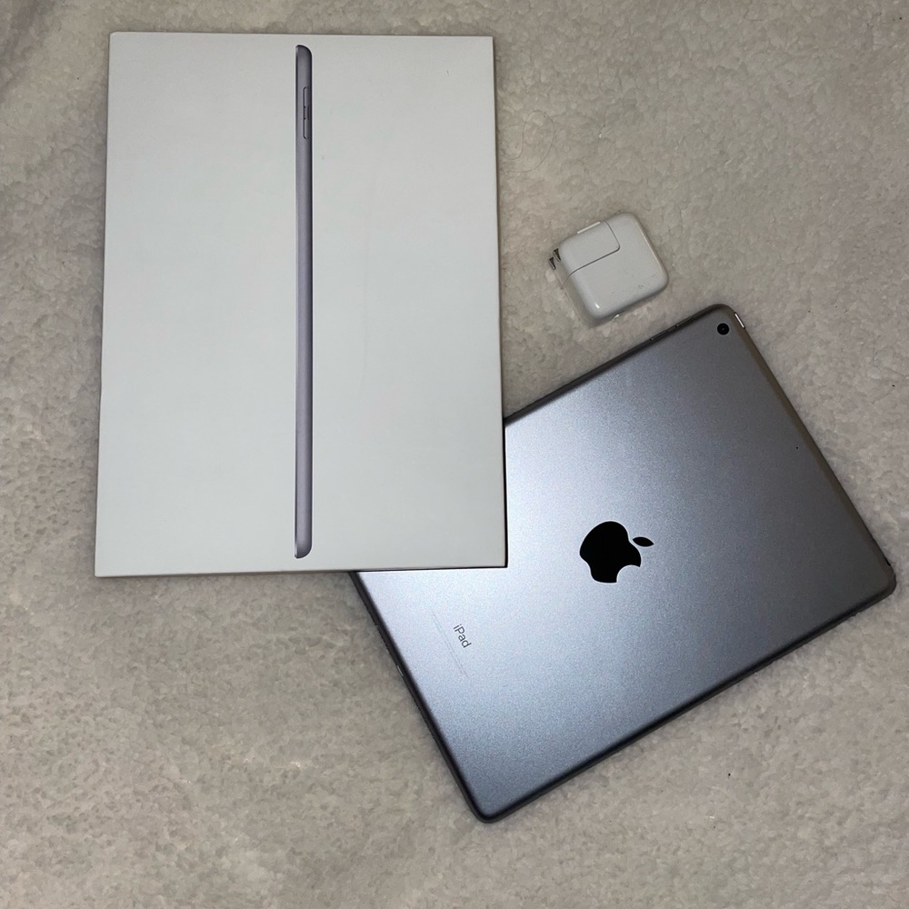 IPAD 6th Generation 32GB, barely used. With charging block and original box.